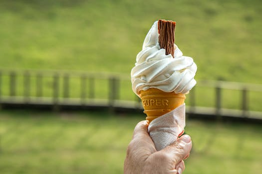 ice-cream-cone-melting-hot-ice-cream-scoop-161420.jpg